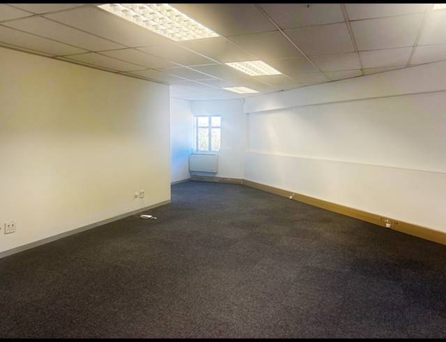 112M² BUILDING TO LET IN FOURWAYS